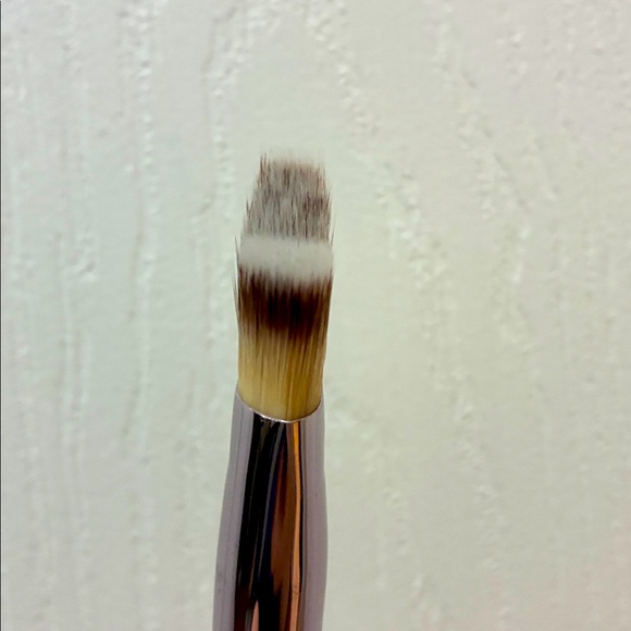 Professional Angled Makeup Brush - Picture 2 of 3